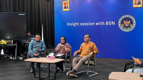 Waka BGN Bidang Komunikasi Publik & Investigasi, Nanik S. Deyang (tengah), meminta maaf sambil menangis imbas kasus keracunan Makan Bergizi Gratis. Foto: Haya Syahira/kumparan