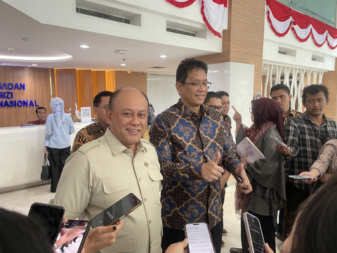 Kepala BGN Dadan dan Menkeu Purbaya menyapa wartawan di Kantor BGN, Jakarta Pusat, Jumat (26/9). Foto: Najma/kumparan