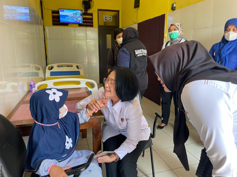 Bocah yang ditelantarkan di Kebayoran Lama dipertemukan dengan Ayah Kandung dan Saudara Kembarnya. Foto: Dok Mabes Polri