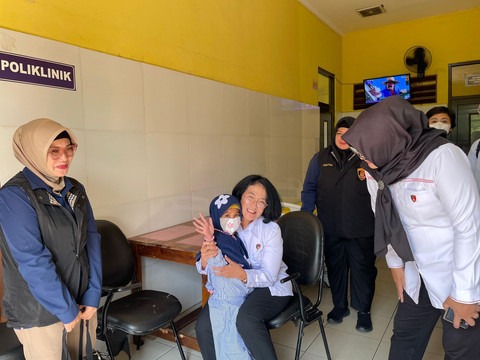 Bocah yang ditelantarkan di Kebayoran Lama menyapa banyak orang saat dipertemukan dengan Ayah Kandung dan Saudara Kembarnya. Foto: Dok Mabes Polri