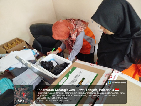 Petugas dari Dinas Kesehatan Banyumas saat mengambil sampel makanan MBG yang diduga menyebabkan keracunan.  Foto: Dok. Istimewa