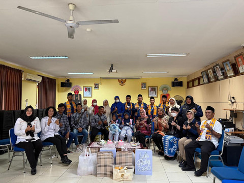 Bocah yang ditelantarkan di Kebayoran Lama dipertemukan dengan Ayah Kandung dan Saudara Kembarnya. Foto: Dok Mabes Polri