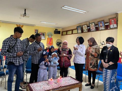 Bocah yang ditelantarkan di Kebayoran Lama dipertemukan dengan Ayah Kandung dan Saudara Kembarnya. Foto: Dok Mabes Polri