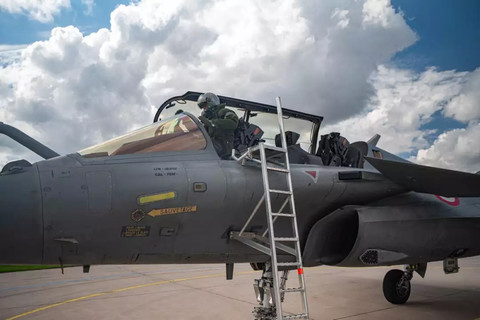 Prajurit TNI AU sukses terbangkan Rafale di Prancis. Foto: TNI AU