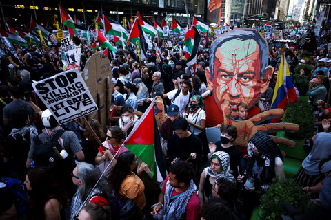 Massa demo pro-Palestina di New York membawa gambar PM Israel Benjamin Netanyahu, Jumat (26/9/2025) waktu setempat. Foto: Carlos Barria/REUTERS