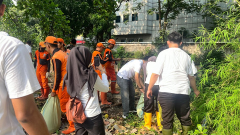 Suasana Gerakan Bersih Sungai Cipinang di Kantor Kementerian Lingkungan Hidup, Jatinegara, Jakarta Timur, Sabtu (27/9).  Foto: Nasywa Athifah/kumparan