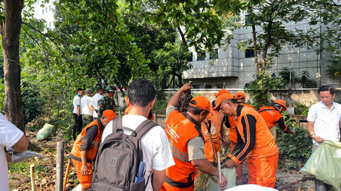 Suasana Gerakan Bersih Sungai Cipinang di Kantor Kementerian Lingkungan Hidup, Jatinegara, Jakarta Timur, Sabtu (27/9).  Foto: Nasywa Athifah/kumparan
