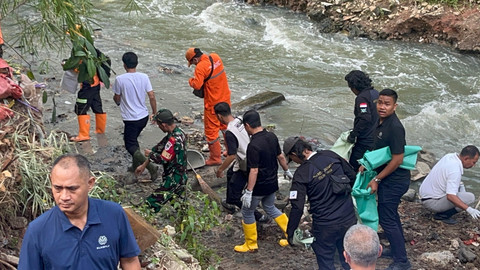 Suasana Gerakan Bersih Sungai Cipinang di Kantor Kementerian Lingkungan Hidup, Jatinegara, Jakarta Timur, Sabtu (27/9).  Foto: Nasywa Athifah/kumparan