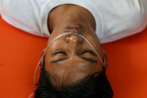 Seorang siswa melakukan perawatan usai keracunan Makan Bergizi Gratis (MBG) di Bandung, Jawa Barat. Foto: Willy Kurniawan/REUTERS