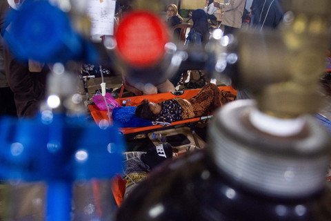 Seorang siswa melakukan perawatan usai keracunan Makan Bergizi Gratis (MBG) di Bandung Barat, Jawa Barat. Foto: Novrian Arbi/ANTARA FOTO