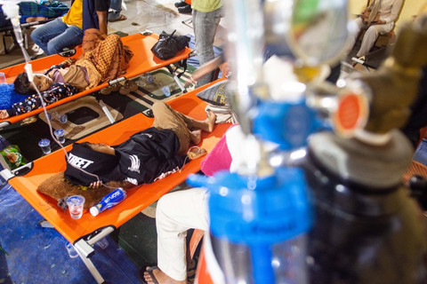 Seorang siswa melakukan perawatan usai keracunan Makan Bergizi Gratis (MBG) di Bandung Barat, Jawa Barat. Foto: Novrian Arbi/ANTARA FOTO