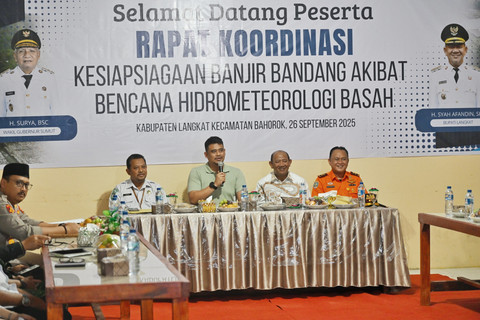 Gubernur Sumut Bobby Afif Nasution mengikuti Rakor Kesiapsiagaan Banjir Bandang Akibat Bencana Hidrometeorologi Basah melalui zoom meeting bersama Kepala BMKG RI Dwikorita Karnawati. Foto: Dok. Istimewa