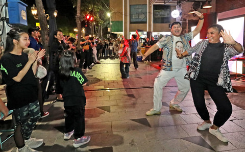 8 Ribu Lebih Warga Antusias Ikut Acara Indonesia Menari di Mal Surabaya