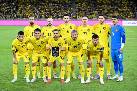 Para pemain Malaysia berpose sebelum kick-off laga Kualifikasi Piala Asia Grup F kontra Vietnam di Stadion Nasional Bukit Jalil di Kuala Lumpur pada 10 Juni 2025. Foto: Mohd Rasfan/AFP