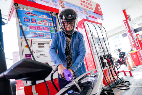 Pengguna kendaraan saat mengisi BBM di SPBU Pertamina. Foto: Dok. Pertamina