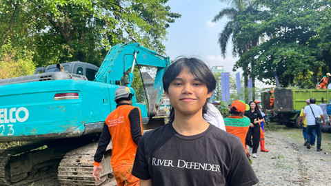 Syahrul (22), anggota Komunitas Peduli Ciliwung Kota Bogor, saat gerakan bersih di Sungai Cipinang, Jatinegara, Jakarta Timur, Sabtu (27/9).  Foto: Nasywa Athifah/kumparan