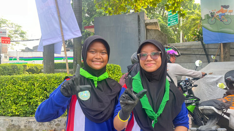 Berliana (14) dan Radinka (13), siswa kelas 8 SMP Negeri 34 Depok , saat gerakan bersih di Sungai Cipinang, Jatinegara, Jakarta Timur, Sabtu (27/9).  Foto: Nasywa Athifah/kumparan
