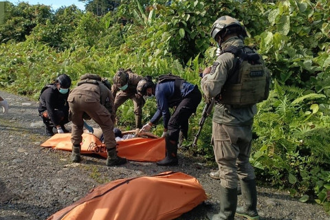 Evakuasi Dua Warga Korban Pembunuhan di Yahukimo, Papua Pegunungan.  Foto: Dok. Mabes Polri