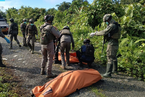 Evakuasi Dua Warga Korban Pembunuhan di Yahukimo, Papua Pegunungan.  Foto: Dok. Mabes Polri