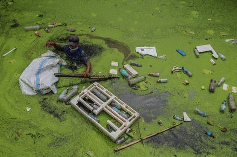 Seorang petugas Dinas Lingkungan Hidup Ternate menyisir kanal untuk mengumpulkan sampah yang mengapung di kanal dalam peringatan World Cleanup Day di Ternate, Maluku Utara, Sabtu (27/9/2025). Foto: Andri Saputra/ANTARA FOTO