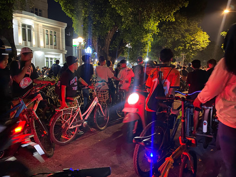 Kendaraan melewati kerumunan massa JLFR. Foto: Pandangan Jogja/Resti Damayanti