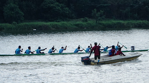 Antusiasme peserta yang mengikuti lomba perahu bidar yang menempuh jarak 1.000 meter di venue Jakabaring Palembang, dalam rangka perayaan HUT ke-80 TNI, Sabtu (27/9) Foto: ary priyanto/urban id