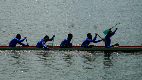 Salah satu tim yang mengikuti lomba perahu bidar meluapkan kegembiraannya usai memenangkan perlombaan yang digelar dalam rangka HUT ke-80 TNI oleh Kodam II/Sriwijaya, Sabtu (27/9) Foto: ary priyanto/urban id