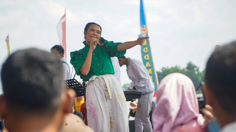 Penampilan Giselle, artis ibu kota yang menghibur penonton lomba perahu bidar dalam rangka HUT ke-80 TNI yang digagas Kodam II/Sriwijaya di venue Jakabaring Palembang, Sabtu (27/9) Foto: ary priyanto/urban id