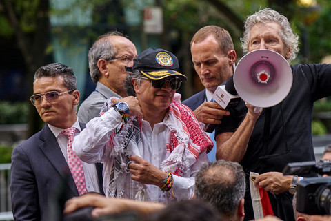 Musisi Roger Waters berpidato saat aksi pro-Palestina bersama Presiden Kolombia Gustavo Petro (tengah) di Plaza Dag Hammarskjold di luar markas besar PBB selama Sidang Umum PBB ke-80, New York City, AS, Jumat (26/9/2025).  Foto: Bing Guan/REUTERS