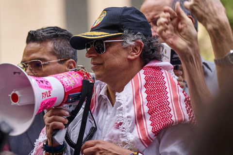 Presiden Kolombia Gustavo Petro berpidato di hadapan demonstran pro-Palestina di Plaza Dag Hammarskjold di luar markas besar PBB selama Sidang Umum PBB ke-80 di New York City, AS, Jumat (26/9/2025).  Foto: Bing Guan/REUTERS