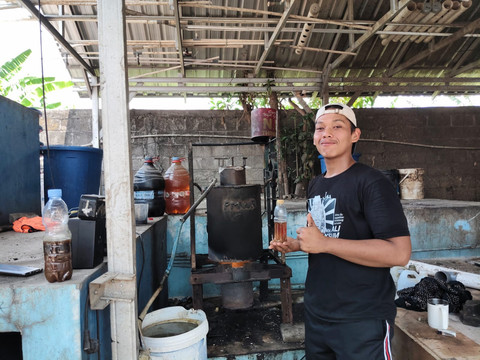 Santri Pondok Pesantren Krapyak Yayasan Ali Maksum menunjukkan solar hasil olahan sampah, Sabtu (27/9/2025). Foto: Arfiansyah Panji Purnandaru/kumparan
