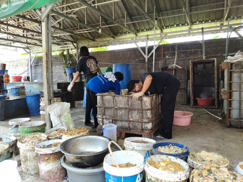 Santri Pondok Pesantren Krapyak Yayasan Ali Maksum mengolah sampah, Sabtu (27/9/2025). Foto: Arfiansyah Panji Purnandaru/kumparan