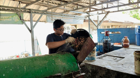 Santri Pondok Pesantren Krapyak Yayasan Ali Maksum memasukkan sampah organik ke mesin biodigester, Sabtu (27/9/2025). Foto: Arfiansyah Panji Purnandaru/kumparan