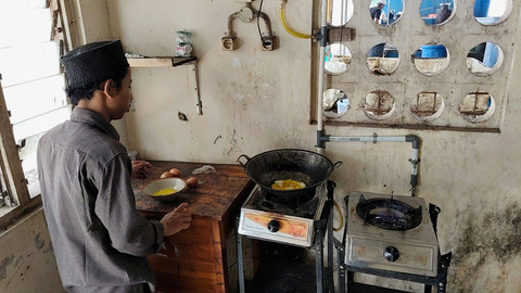 Santri Pondok Pesantren Krapyak Yayasan Ali Maksum memasak menggunakan biogas, Sabtu (27/9/2025). Foto: Arfiansyah Panji Purnandaru/kumparan