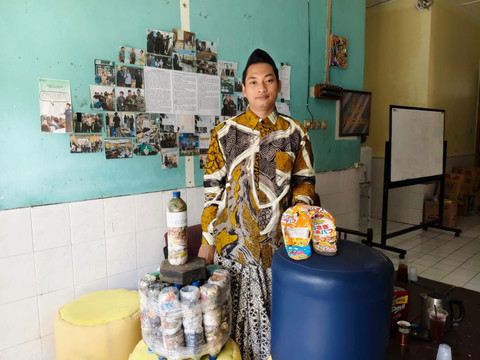 Santri Pondok Pesantren Krapyak Yayasan Ali Maksum mengolah sampah, Sabtu (27/9/2025). Foto: Arfiansyah Panji Purnandaru/kumparan