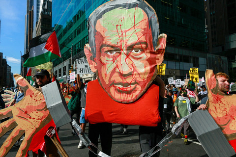 Orang-orang berpartisipasi dalam pawai menentang Perdana Menteri Israel Benjamin Netanyahu saat ia berpidato di Majelis PBB, New York, AS, Jumat (26/9/2025). Foto: Kena Betancur/AFP