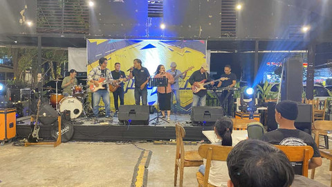 Sesi jamming di acara 'Pontianak Gitaran 2' yang berlangsung di Aming Coffee Podomoro pada Jumat malam, 26 September 2025. Foto: Dok. Hi!Pontianak