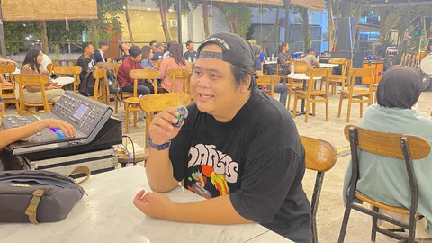 Ketua Acara Pontianak Gitaran 2, Aris Hermawan saat diwawancarai. Foto: Dok. Hi!Pontianak