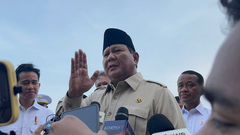 Presiden Prabowo Subianto memberikan keterangan pers usai tiba di Tanah Air pada Sabtu (27/9/2025).  Foto: Luthfi Humam/kumparan
