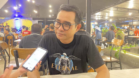 Wawan Audi, gitaris generasi tahun 90-an saat diwawancarai. Foto: Dok. Hi!Pontianak