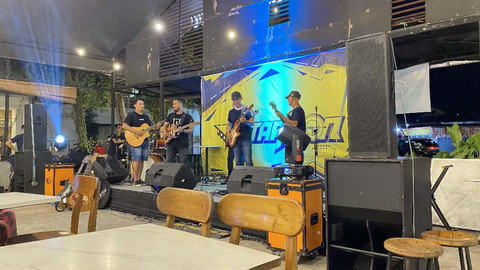 Penampilan para gitaris yang semakin memeriahkan panggung di malam hari. Foto: Dok. Hi!Pontianak