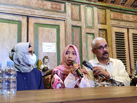 Meta Ayu Puspitantri, istri Arya Daru Pangayunan (tengah), saat bertemu awak media di sebuah kafe di Kotagede, Kota Yogyakarta, Sabtu (27/9/2025). Foto: Arfiansyah Panji Purnandaru/kumparan