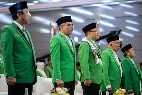 Pelaksana Tugas (Plt) Ketua Umum Partai Persatuan Pembangunan (PPP) Muhamad Mardiono (tengah) bersama Sekretaris Jenderal Arwani Thomafi (kedua kiri), Ketua Majelis Kehormatan Zarkasih Nur (kedua kanan) dan Ketua Majelis Pertimbangan Romahurmuziy. Foto: ANTARA FOTO/Putra M. Akbar