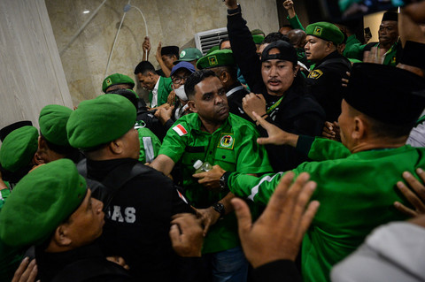 Sejumlah kader Partai Persatuan Pembangunan (PPP) bersitegang saat terjadi kericuhan usai pembukaan Muktamar ke-10 PPP di Jakarta, Sabtu (27/9/2025).  Foto: ANTARA FOTO/Putra M. Akbar