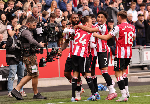 Igor Thiago dari Brentford merayakan gol kedua mereka bersama rekan satu timnya saat menghadapi Manchester United di Stadion Komunitas GTech, London, Inggris - 27 September 2025. Foto: REUTERS/David Klein