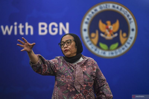 Wakil Kepala Badan Gizi Nasional (BGN) Nanik S. Deyang memberikan keterangan kepada wartawan di Kantor Badan Gizi Nasional (BGN) di Jakarta, Jumat (26/9/2025).  Foto: ANTARA FOTO/Galih Pradipta