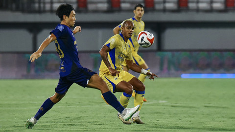 Pemain Persib Bandung William Marcilio berusaha melewati pemain Persita Tangerang dalam pekan ketujuh Super League 2025/26 di Stadion Kapten I Wayan Dipta, Sabtu (27/9) malam WIB.  Foto: X @persib