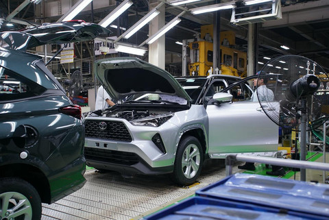 Proses perakitan mobil Toyota Yaris Cross di Karawang Plant. Foto: dok. TMMIN