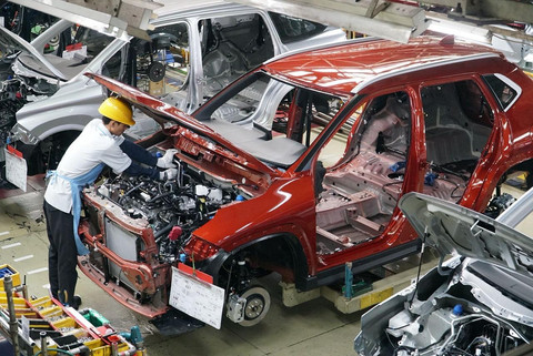 Proses perakitan mobil Toyota Yaris Cross di Karawang Plant. Foto: dok. TMMIN