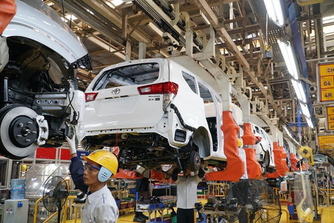 Proses perakitan mobil Toyota Kijang Innova di Karawang Plant. Foto: dok. TMMIN